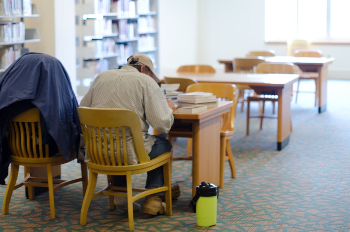 先輩が図書館で勉強している姿を寄せ書きに書く