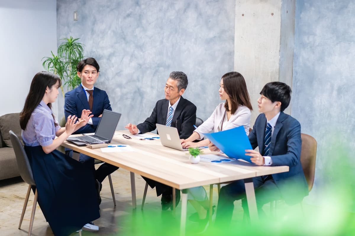 後輩部下が会議で自主的に発言するようになったことを寄せ書きメッセージに含める