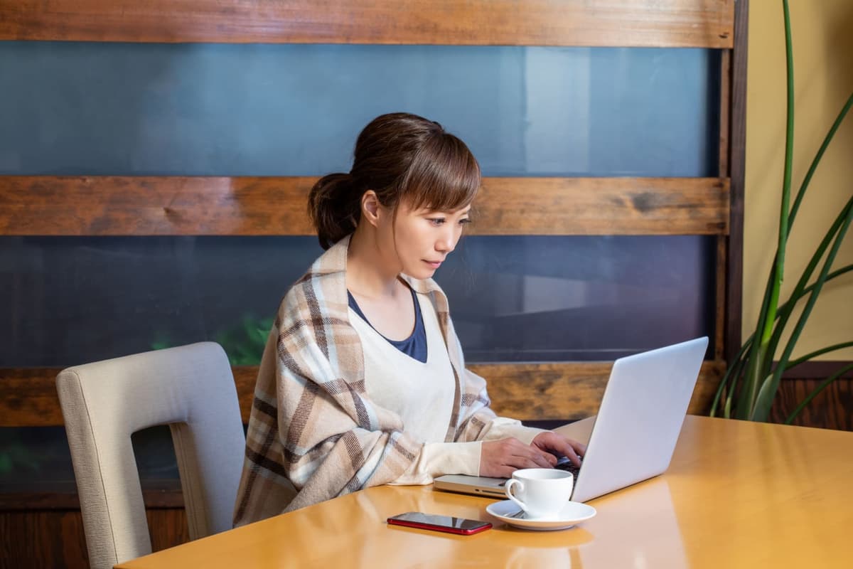 寄せ書きメッセージを考える様子